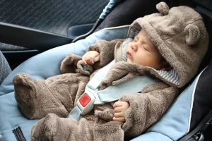 Cómo transportar a un bebé recién nacido en el auto